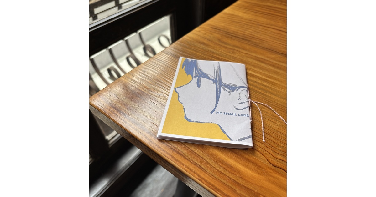 7nizS's tweet card. 3月2日の九州コミティアで発売したエッセイをまとめたZINEです。手作りの為、商品の形に少し差があります。ご了承ください。 （コピー本/カラー/B7サイズ/24P）