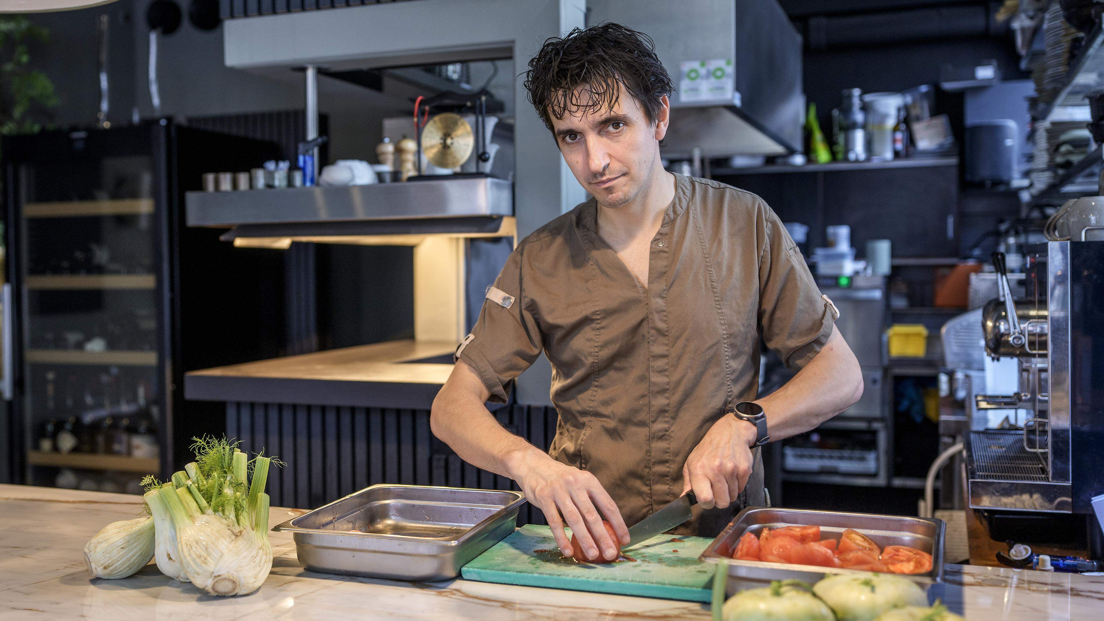 Amsterdam1012's tweet card. Ze bikkelen wekelijks zeventig uur achter hun fornuis, maar steeds meer chefs van fine dining-restaurants vechten voor hun voortbestaan. Reden: een veranderende eetcultuur, personeelskrapte en...