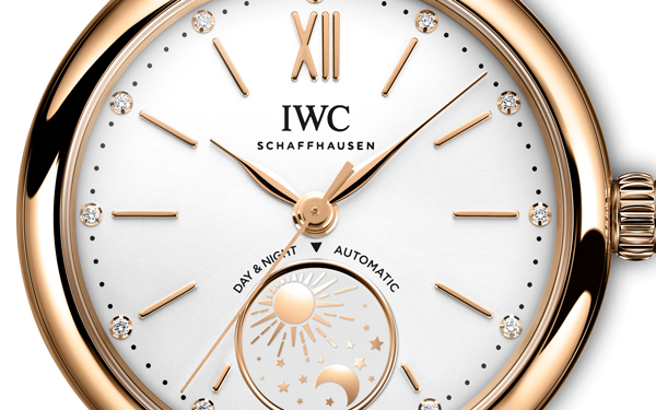 CHRONOS_JAPAN's tweet card. IWCは、18Kレッドゴールド製ケースの「ポートフィノ・オートマティック・デイ&ナイト 34」を追加した。シルバーメッキの文字盤にレッドゴールドカラーのインデックスやデイ&ナイト表示の太陽と月が配されて、一体感のあるデザインを実現している。