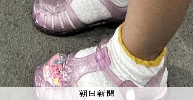asahi_comment's tweet card. 　5歳の娘の成長記録を漫画で残している、たきもとキウイさん。　自身のブログ「毎日ふりまわされてます」で昨夏、1本の漫画を公開した。　描かれているのは、家族でショッピングモールを訪れた時の出来事。　靴販…