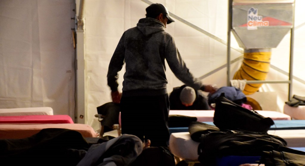 maurirojasnqn's tweet card. En la ciudad deportiva de Neuquén, un refugio estatal ofrece abrigo, atención médica y acompañamiento a personas en situación de calle. Canelones calientes, camas limpias y una red de cuidado humano...