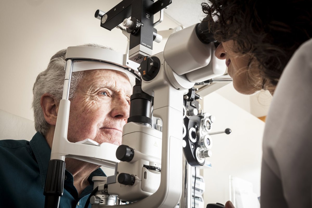infosalus_com's tweet card.    Las cirugías oculares, como la cirugía refractiva para corregir la miopía, astigmatismo o...