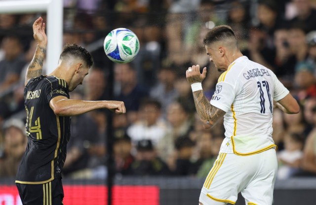 DamianCalhoun's tweet card. Gabriel Pec scores twice and Maya Yoshida heads in a stoppage-time equalizer as Galaxy erase two deficits to draw LAFC in a wild El Tráfico.