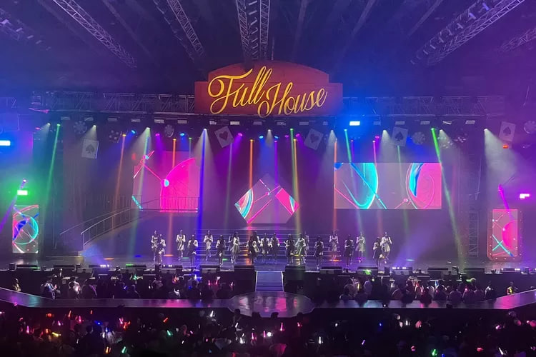 kaorinusantara's tweet card. Konser JKT48 bertajuk Full House jadi sejarah baru: tanpa encore. Fans memilih diam sebagai bentuk protes terhadap manajemen. | KAORI Nusantara