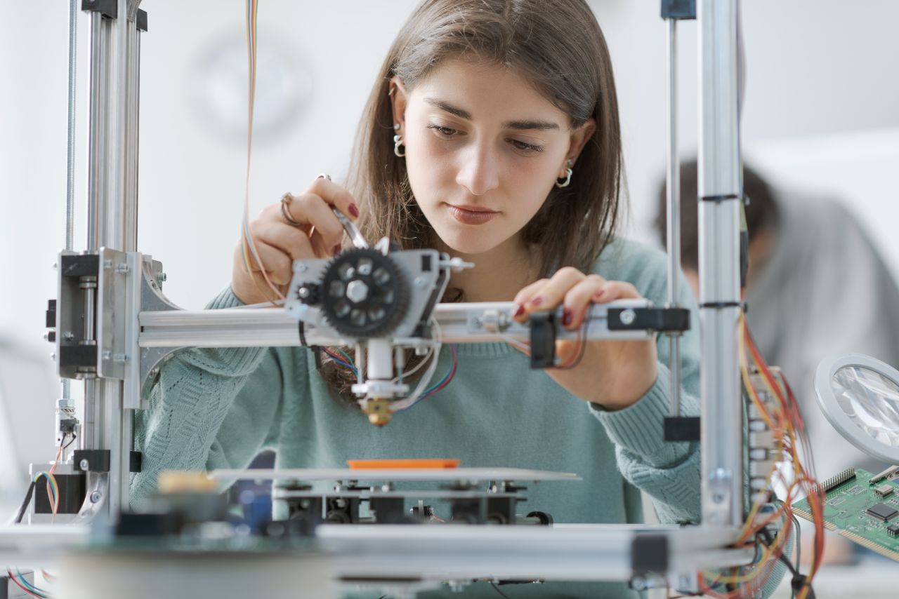 Clubic's tweet card. Anker suspend indéfiniment la vente de ses imprimantes 3D AnkerMake M5 et M5C. L'entreprise transforme son activité impression 3D en sous-marque EufyMake mais arrête la production de pièces essenti...