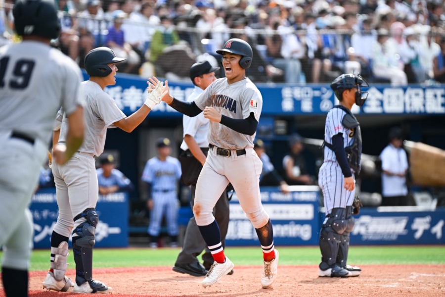 Fullcountc2's tweet card. 追加点に喜びを見せる横浜ナイン【写真：中戸川知世】 横浜が昨夏決勝のリベンジ…4季連続で対戦　第107回全国高校野球選手権の神奈川大会は27日、横浜ス
