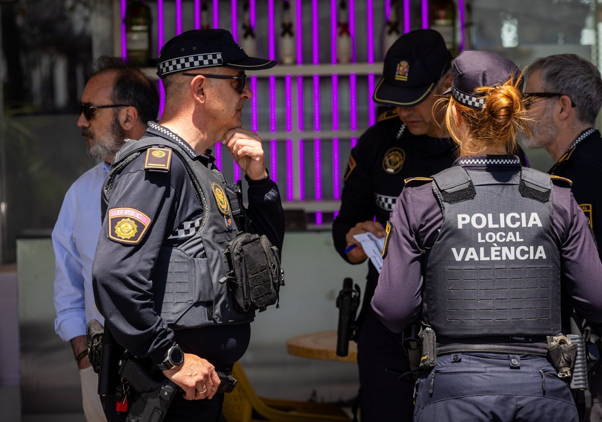policialocalvlc's tweet card. Los agentes de la Policía Local practicaron una maniobra de reanimación para que la herida llegase con señales vites al hospital