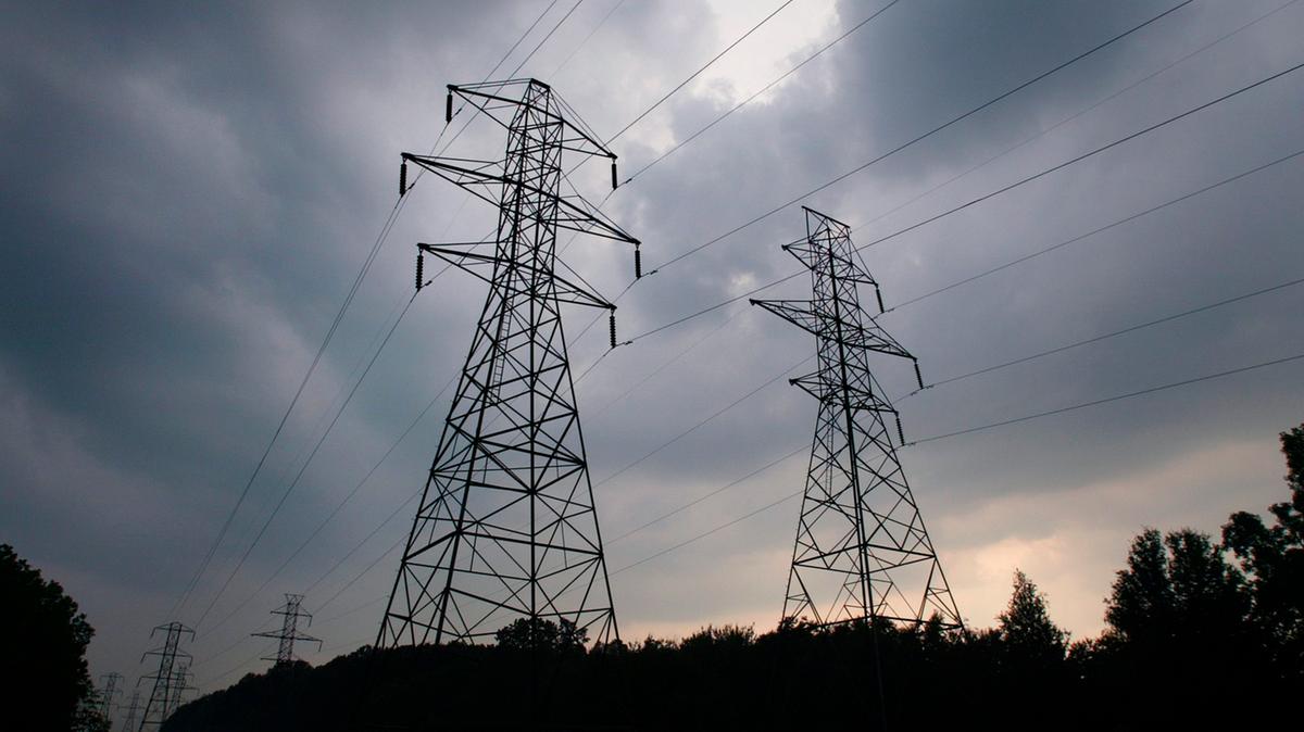 SilentScrubs's tweet card. KSEB has sought urgent approval for short-term contracts to manage a potential power shortage, but the Electricity Regulatory Commission remains cautious