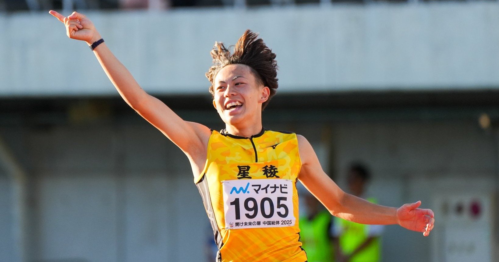 numberweb's tweet card. 広島で行われている陸上競技のインターハイ。その男子100mで10秒00という驚異の記録がマークされた。桐生祥秀（日本生命）が京都・洛南高3年時にマークした高校記録を12年ぶりに更新し、U18世界新記録にもなる快記録だった。実はその快挙のウラに