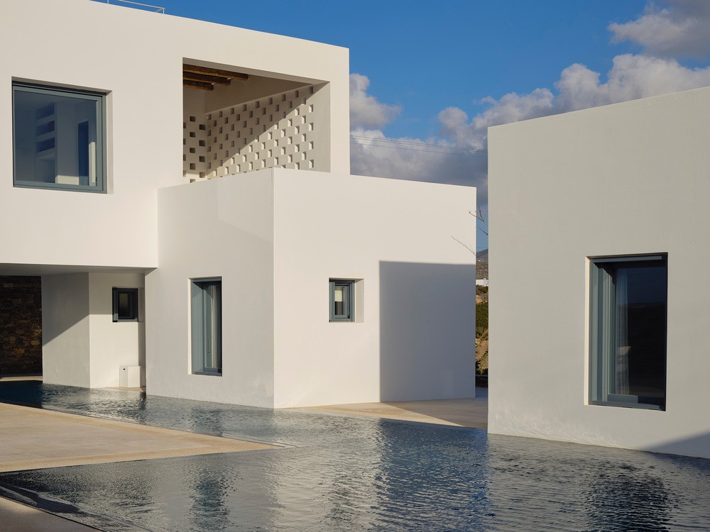 DomusWeb's tweet card. In Antiparos, ARP-Architecture Research Practice designed a house that is like a logic game, where water, stone, and white volumes interact with the landscape and the radiant light of the Cyclades.