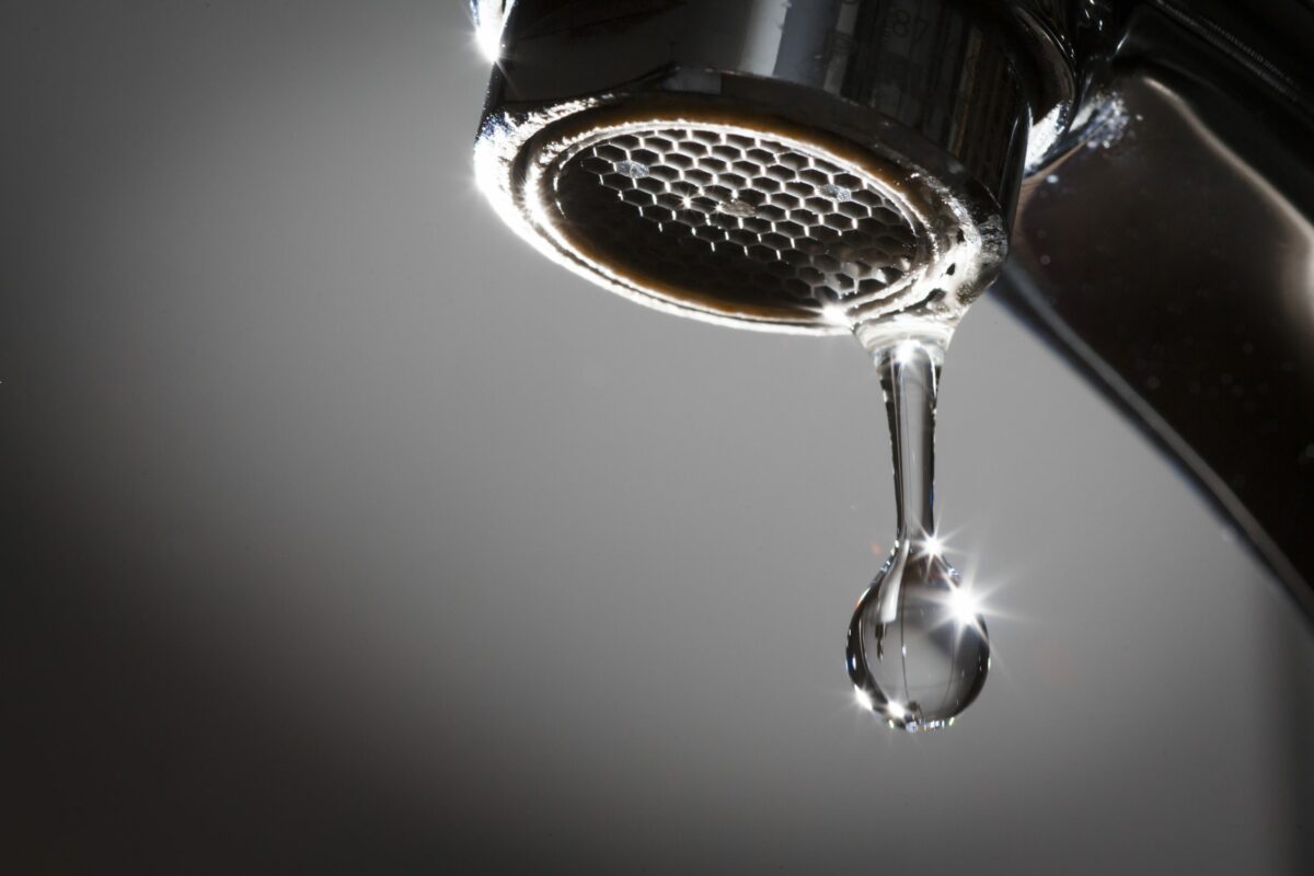 CosmosMagazine's tweet card. A study on fluoride in drinking water in Bangladesh, suggests link between the chemical and lower cognitive abilities in kids, but experts disagree.