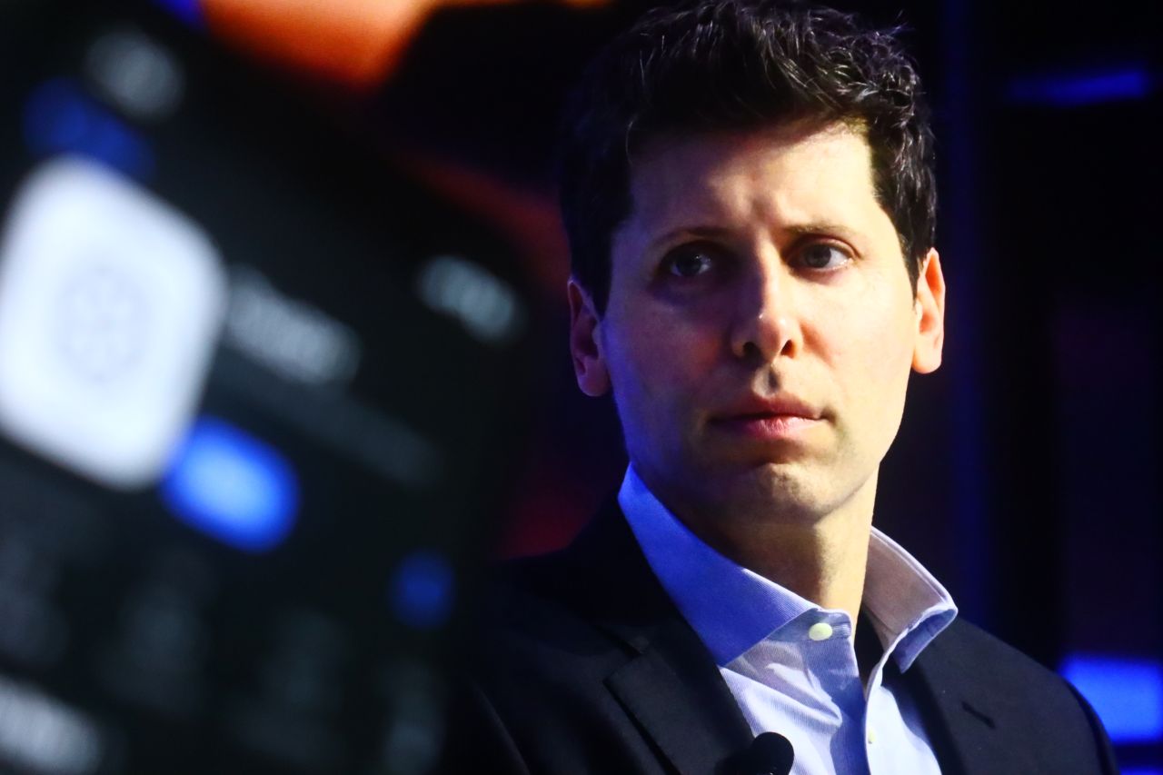 Clubic's tweet card. Sam Altman a affirmé que l’intelligence artificielle avait déjà éliminé certaines professions. Le PDG d’OpenAI considère cette évolution comme un progrès, pas comme une menace.