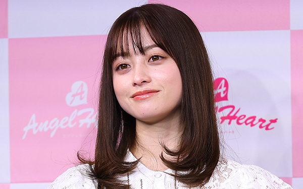 CHRONOS_JAPAN's tweet card. 女優として幅広い作品で活躍する橋本環奈。現在はロンドン公演でも大成功を収めた舞台版「千と千尋の神隠し」に出演するため、中国・上海に滞在している。そんな彼女がブランドミューズを務めるブランドが「エンジェルハート」である。