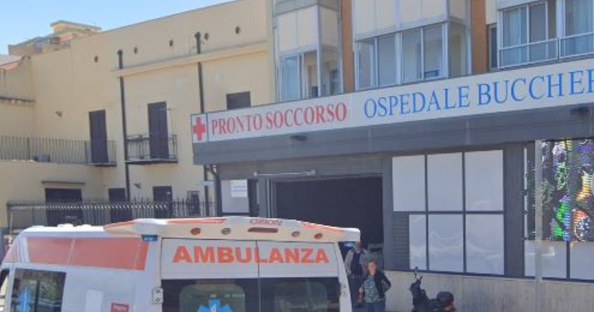 petergomezblog's tweet card. La bambina è arrivata in ospedale coi vestiti zuppi di benzina e segni di violenza. La Procura dei minori di Palermo ha aperto un'indagine: disposta l'autopsia