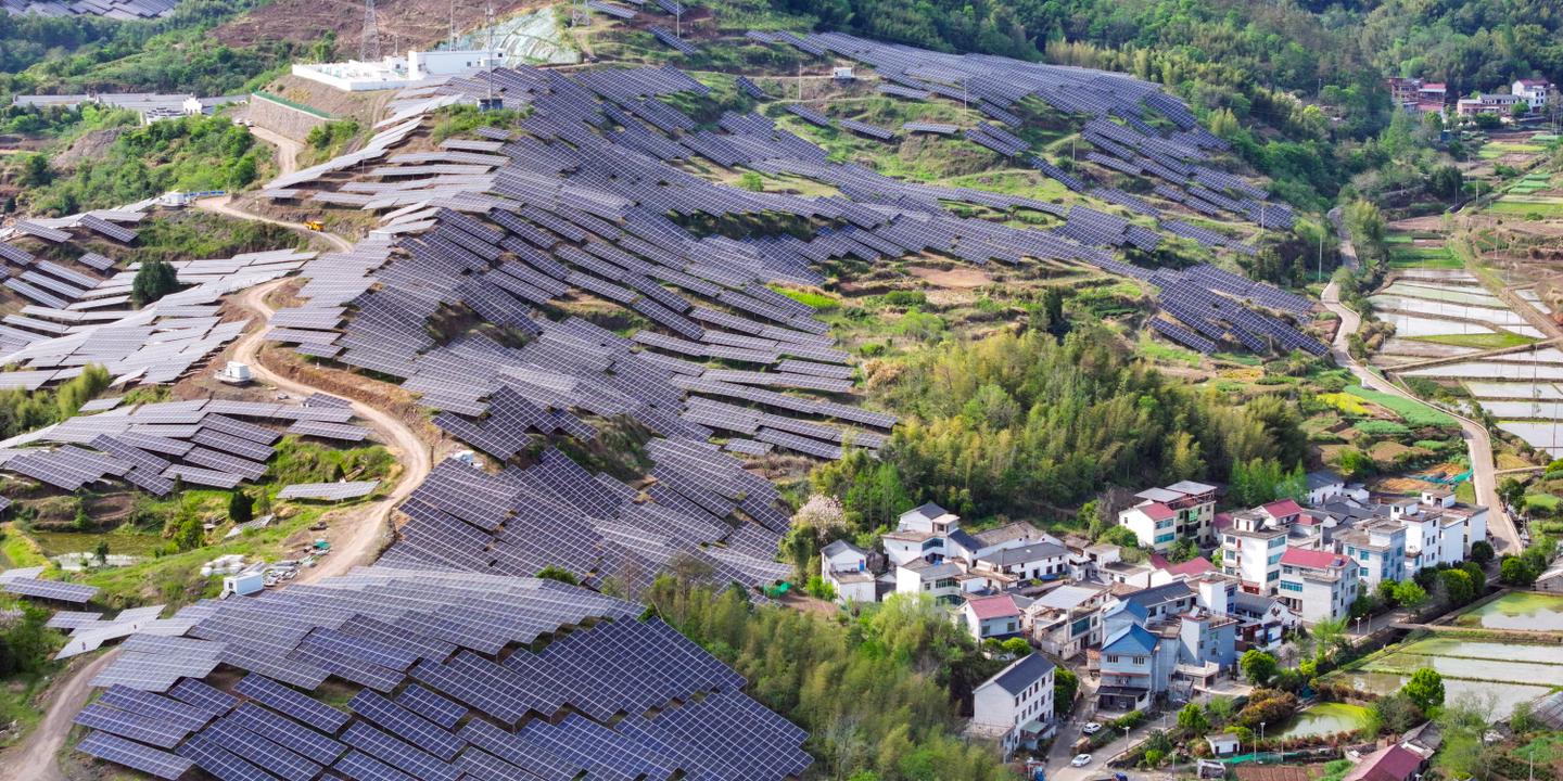FredReillier's tweet card. Panneaux solaires, éolien, batteries… En quinze ans, le pays s’est hissé, à coups de plans quinquennaux, au sommet mondial de cette industrie, reléguant les Européens loin derrière.