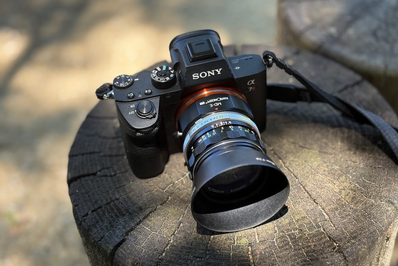 KiokuCamera's tweet card. SONY α7系については、元々は初代α7Rを使っていて、その時に気に入って装着していたのがフィルム時代のロッ…