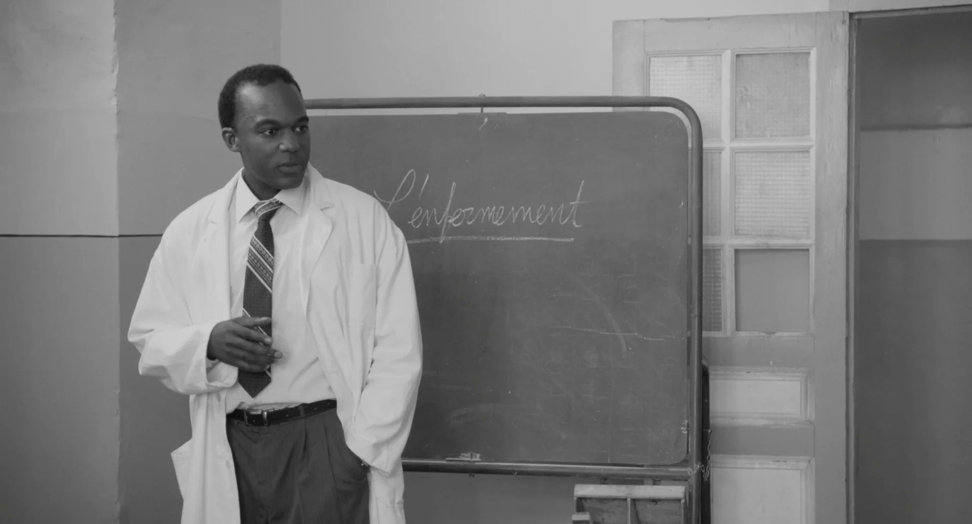 Critikat's tweet card. Frantz Fanon d’Abdenour Zahzah arrive trois mois après la sortie d’un autre long-métrage lui aussi consacré au psychiatre martiniquais, l’une des plus