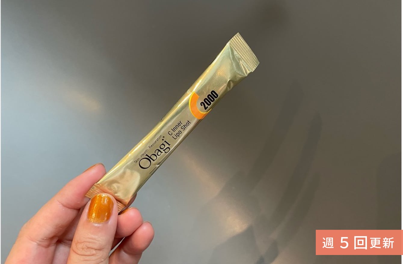 mimollet2015's tweet card. 「美容液って、使わなきゃダメ？」なんて、おぼこいことを言っていたアラサーの時代もあったんです。そんな私が、初めて化粧品の威力を感じたのは美白美容液でした。「とりあえず騙されたと思って2ヵ月使ってご覧なさい」。そうおっしゃる美容業界の先輩方の言葉に従って塗り続けること約60日後には、顔全体が透き通るように。レーザーでシミを気軽に消せる今の時代でも、コスメやおうち美容に我々が求めがちなのは結局そ...