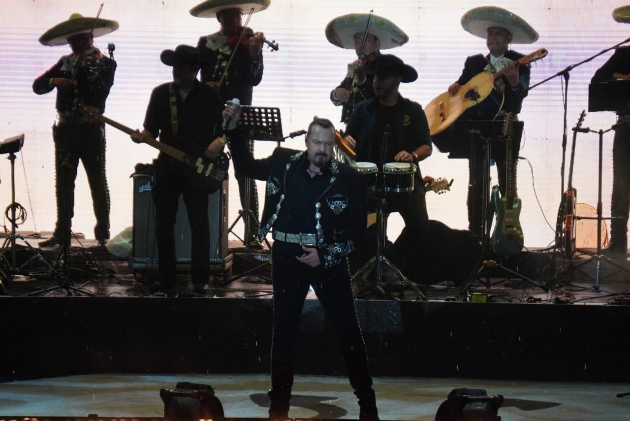 rodrigo_dector's tweet card. Pepe Aguilar impone una velada romántica en las Fiestas de Santa Ana 2025