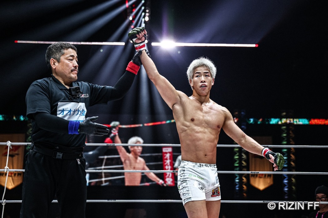 TOKYO_HEADLINE's tweet card. 「超RIZIN.4 真夏の喧嘩祭り」（7月27日、埼玉・さいたまスーパーアリーナ　※ABEMA PPV等で配信）で「RIZIN WORLD GP 2025 フライ級トーナメント」が開幕した。この日は1回戦5試合が行われた。 　今回のトーナメントは1回戦の勝者5人のうち4人がファン投票などで準決勝に