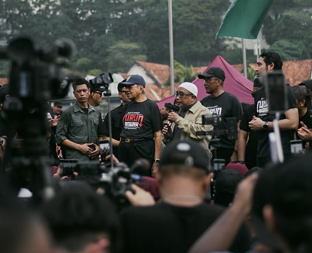 amiralfateh's tweet card. Apa yang cuba dirahsiakan Anwar Ibrahim dari pengetahuan umum? Jika beliau anak jantan, ikut syor Suruhanjaya Siasatan Diraja (RCI) dan bawa ke muka pengadilan. Jangan hanya pandai bermain persepsi.