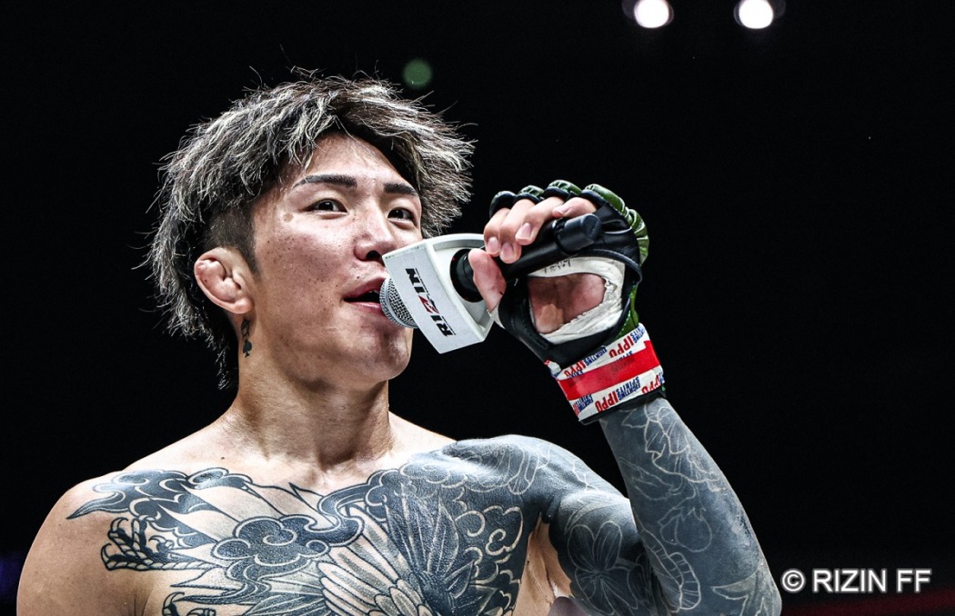 TOKYO_HEADLINE's tweet card. 「超RIZIN.4 真夏の喧嘩祭り」（7月27日、埼玉・さいたまスーパーアリーナ　※ABEMA PPV等で配信）で「RIZIN WORLD GP 2025 フライ級トーナメント」が開幕した。この日は1回戦5試合が行われた。 　今回のトーナメントは1回戦の勝者5人のうち4人がファン投票などで準決勝に
