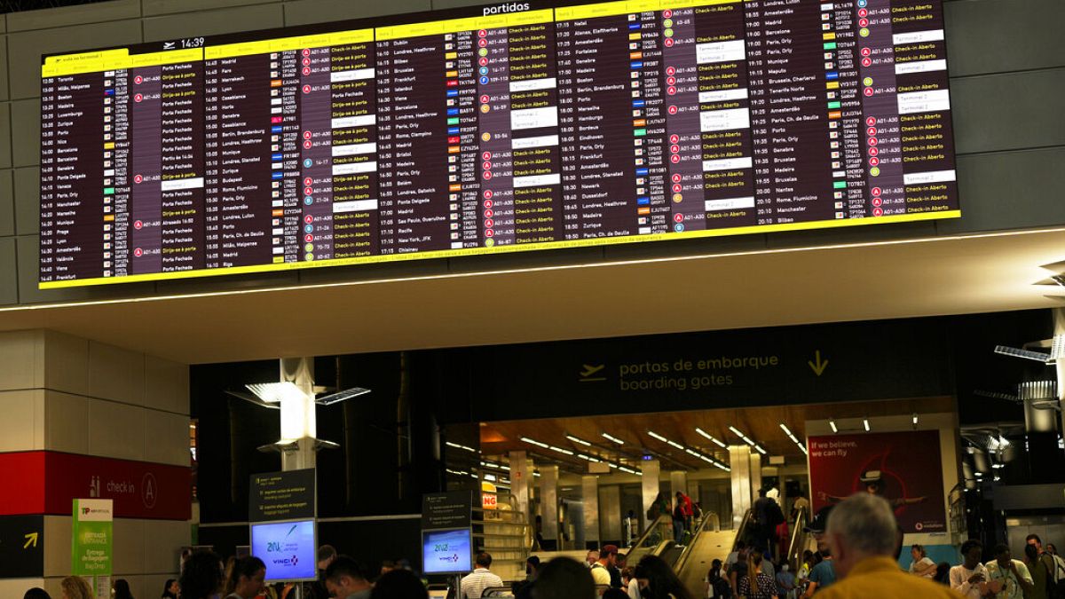 controladores's tweet card. Si tiene previsto viajar a Lisboa o desde Lisboa, prepárese para sufrir retrasos en la entrega de equipajes o cancelaciones de vuelos. La huelga del personal de tierra de Menzies empezó en la...