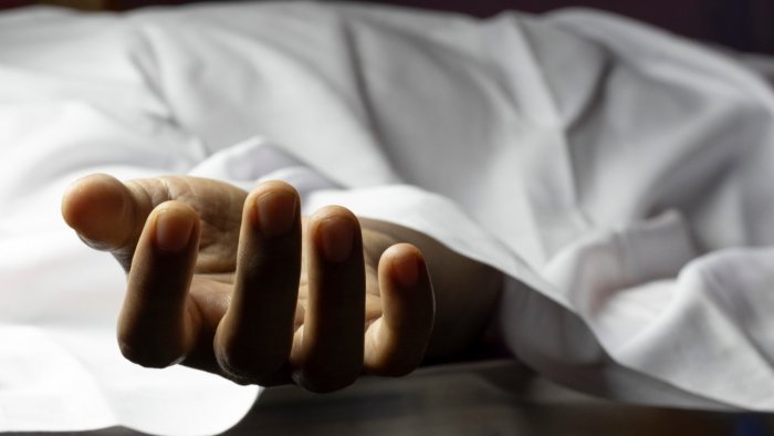 lokmattimeseng's tweet card. Trainee Doctor Found Dead in Beed; Injection, Medicines Recovered -  A 29-year-old trainee doctor was found in a rented room in Anandnagar, Beed town, on Saturday morning. An injection ... Get Latest...