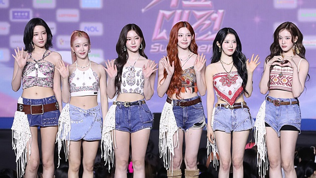 SBS_star's tweet card. The group STAYC was spotted striking poses at the '2025 SBS Music Festival Summer' blue carpet event held in the afternoon of July 27th at KINTEX in Goyang, Gyeonggi Province.