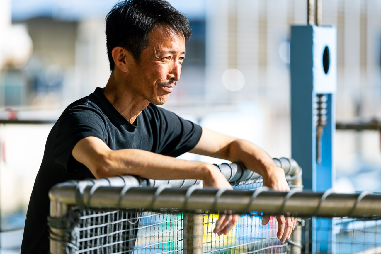 __blind_side's tweet card. 今日もまた、水面際には多くの選手が陣取った。たとえば馬場貴也を応援する滋賀支部勢や、河合佑樹を応援する深谷知博など、優出メンバーゆかりの選手もピットに残っていた。しかしどういうわけか、水面際の面々は西山貴浩ゆかりの選手ばかりだった。ピットアウトから西山を見守っているのだ。 ファンファーレが鳴って６艇が一斉にピットを飛び…