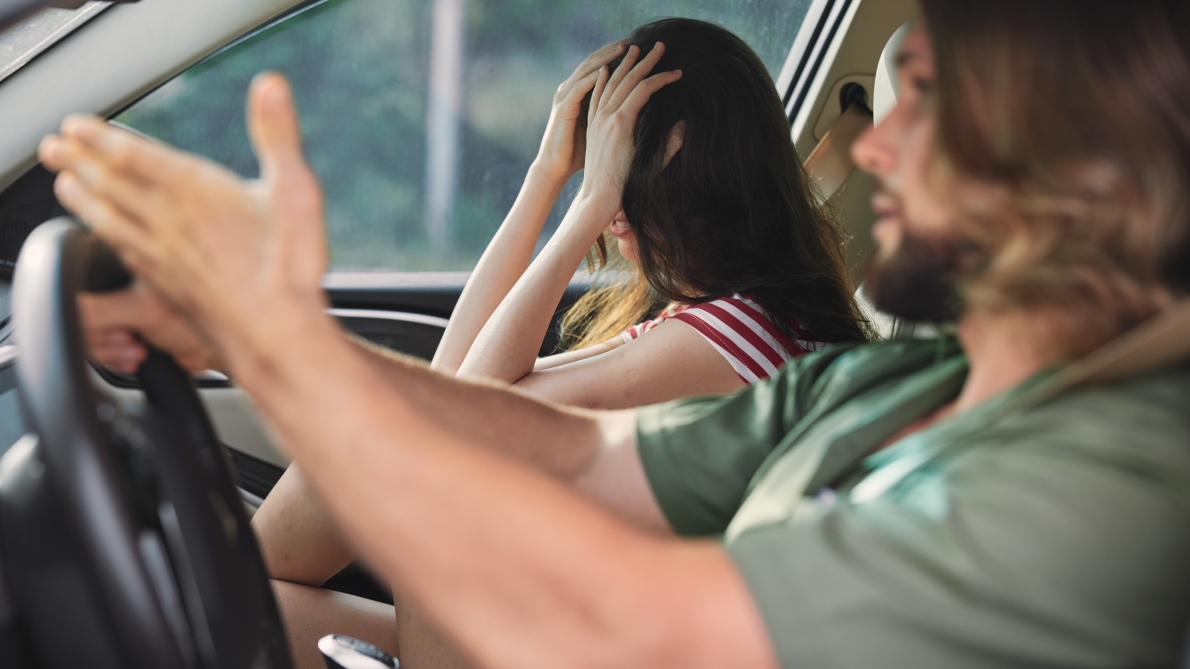 rtlinfo's tweet card. Les longs trajets en voiture peuvent être à l’origine de situations tendues. Selon un sondage récent, près d’un tiers des couples se dispute sur la route des vacances.