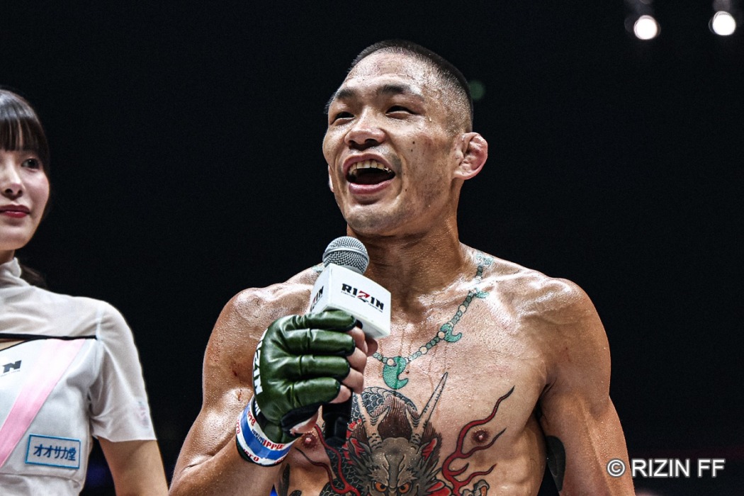 TOKYO_HEADLINE's tweet card. 「超RIZIN.4 真夏の喧嘩祭り」（7月27日、埼玉・さいたまスーパーアリーナ　※ABEMA PPV等で配信）でRIZIN2戦目となる元修斗世界バンタム級王者の安藤達也（フリー）がヤン・ジヨン（韓国／Jeju Team the King）と対戦した。試合は安藤が2Rで一本勝ちを収め、バンタム級王座