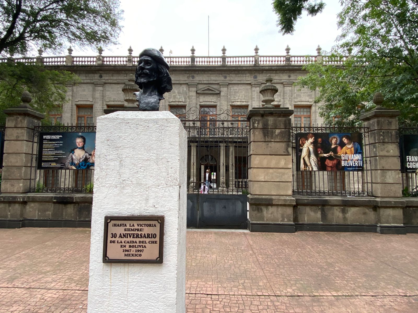 elmachete_mx's tweet card. La alcaldesa Rojo de la Vega ordenó la remoción de las estatuas del Che y Fidel en la Tabacalera, aún cuando documentos prueban que su instalación contaba con permisos. Activistas exigen su regreso y...