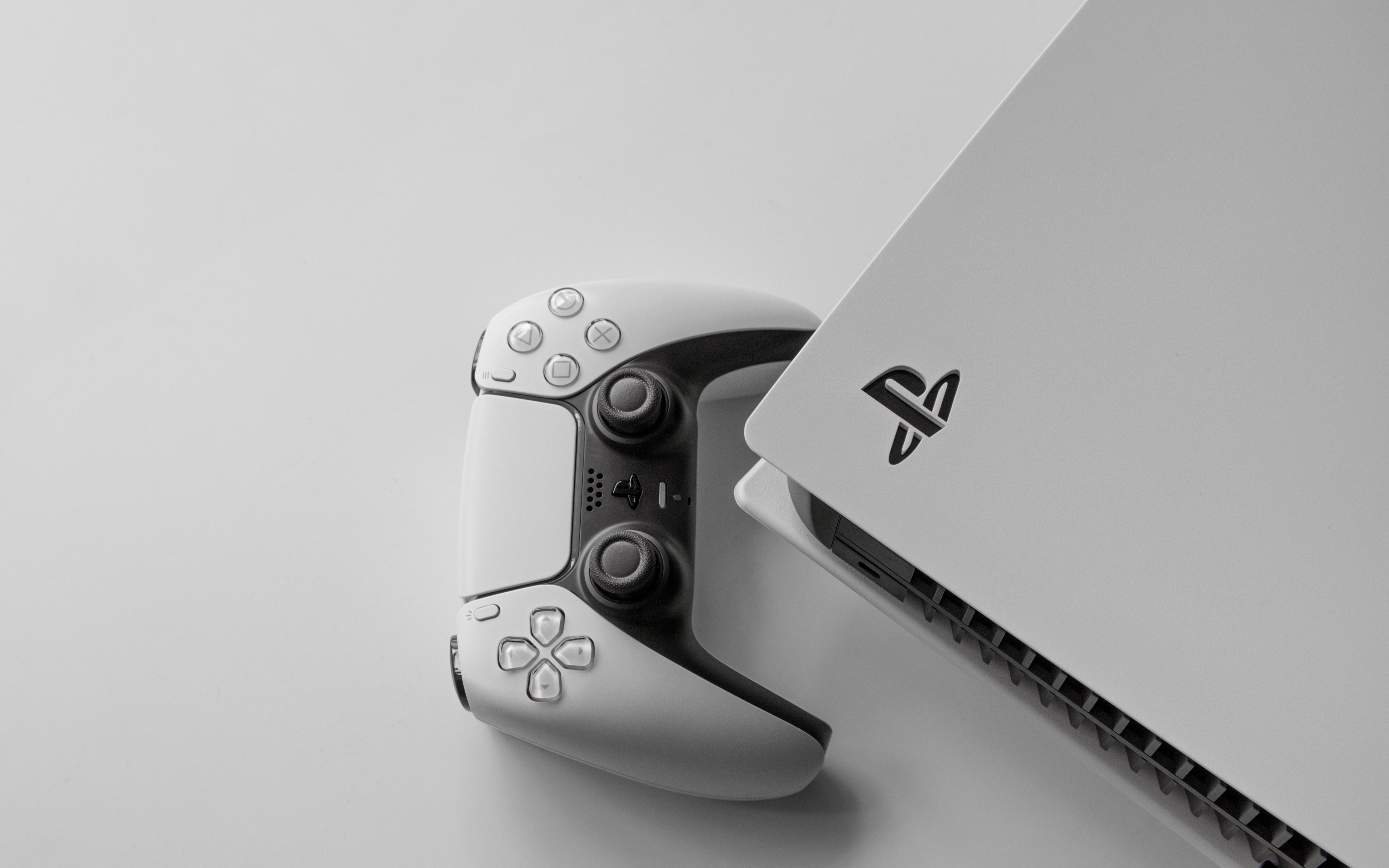 Clubic's tweet card. Et si le succès des exclusivités Xbox sur PlayStation avait inspiré Sony ? Contre toute attente, le géant japonais pourrait à son tour porter certaines de ses productions sur les plateformes concur...