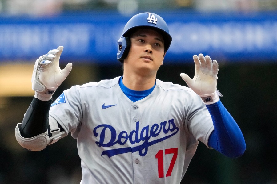 Fullcountc2's tweet card. ドジャース・大谷翔平【写真：ロイター】 緑のシャツの男性からドジャースユニの少年へ【MLB】Rソックス 4ー2 ドジャース（日本時間27日・ボストン）
