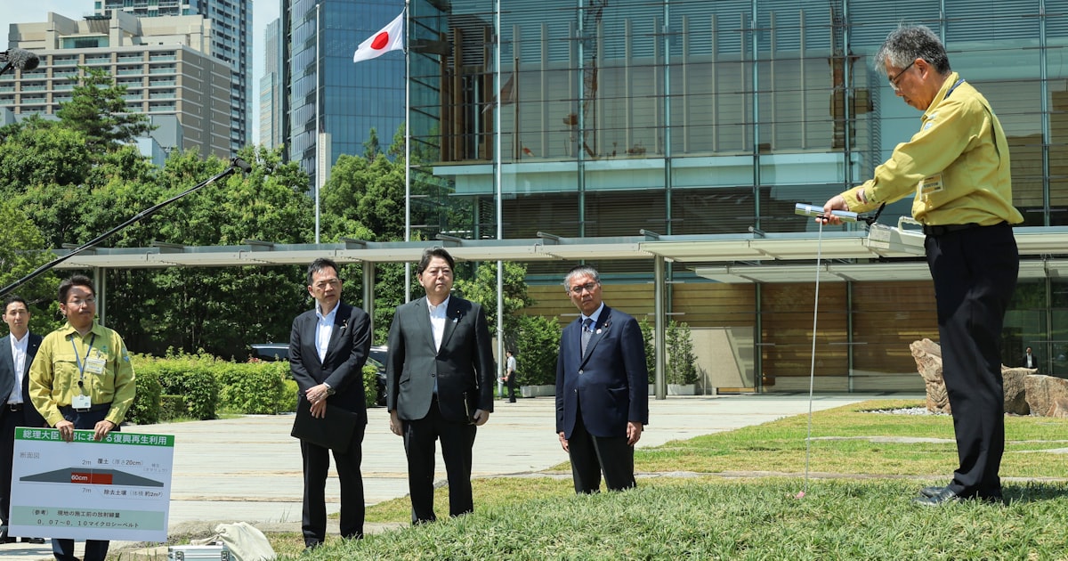 AIMOTO8989's tweet card. 東京電力福島第1原子力発電所の事故に伴う除染で発生した除染土の再利用が広がらない。福島でつくられた電力の恩恵を受けていた首都圏の自治体は除染土を積極的に受け入れ、全国的な再利用を促す役割を担うべきである。除染土は福島県の中間貯蔵施設に東京ドーム11杯分が運び込まれ、2045年までに福島県外で最終処分することが法律で定められている。最終処分する量を減らすため、放射能濃度が低く安全性に問題がないと