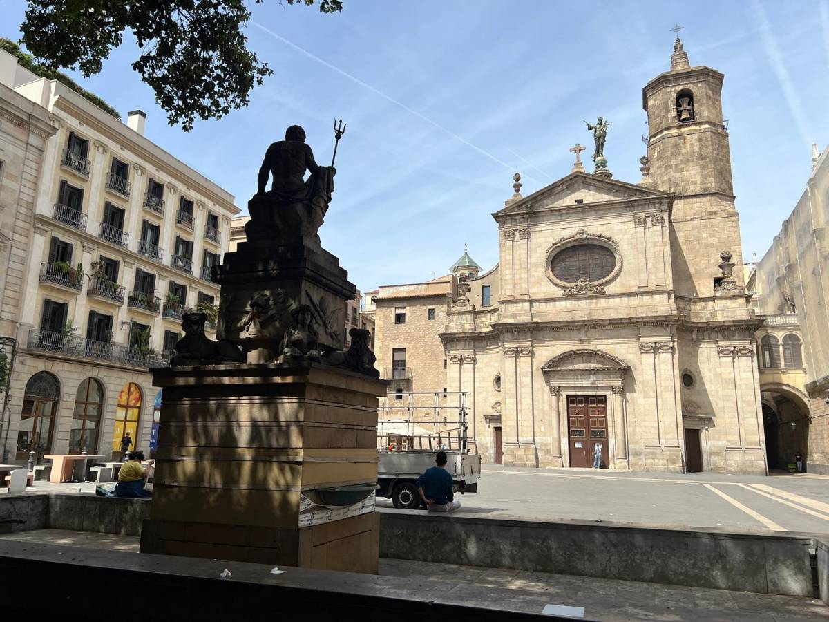 AltresBcn's tweet card. «L'estàtua es va traslladar a la plaça de la Mercè per omplir el buit que havia deixat l'enderroc d'uns edificis. Una operació urbanística pràctica, potser, però gens simbòlica»