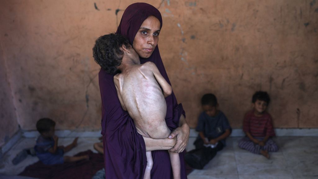 KitSchmidt's tweet card. In Gaza sterven elke dag mensen door de honger, terwijl er voor de grens honderden vrachtwagens klaarstaan om de bevolking van voedsel en water te voorzien.