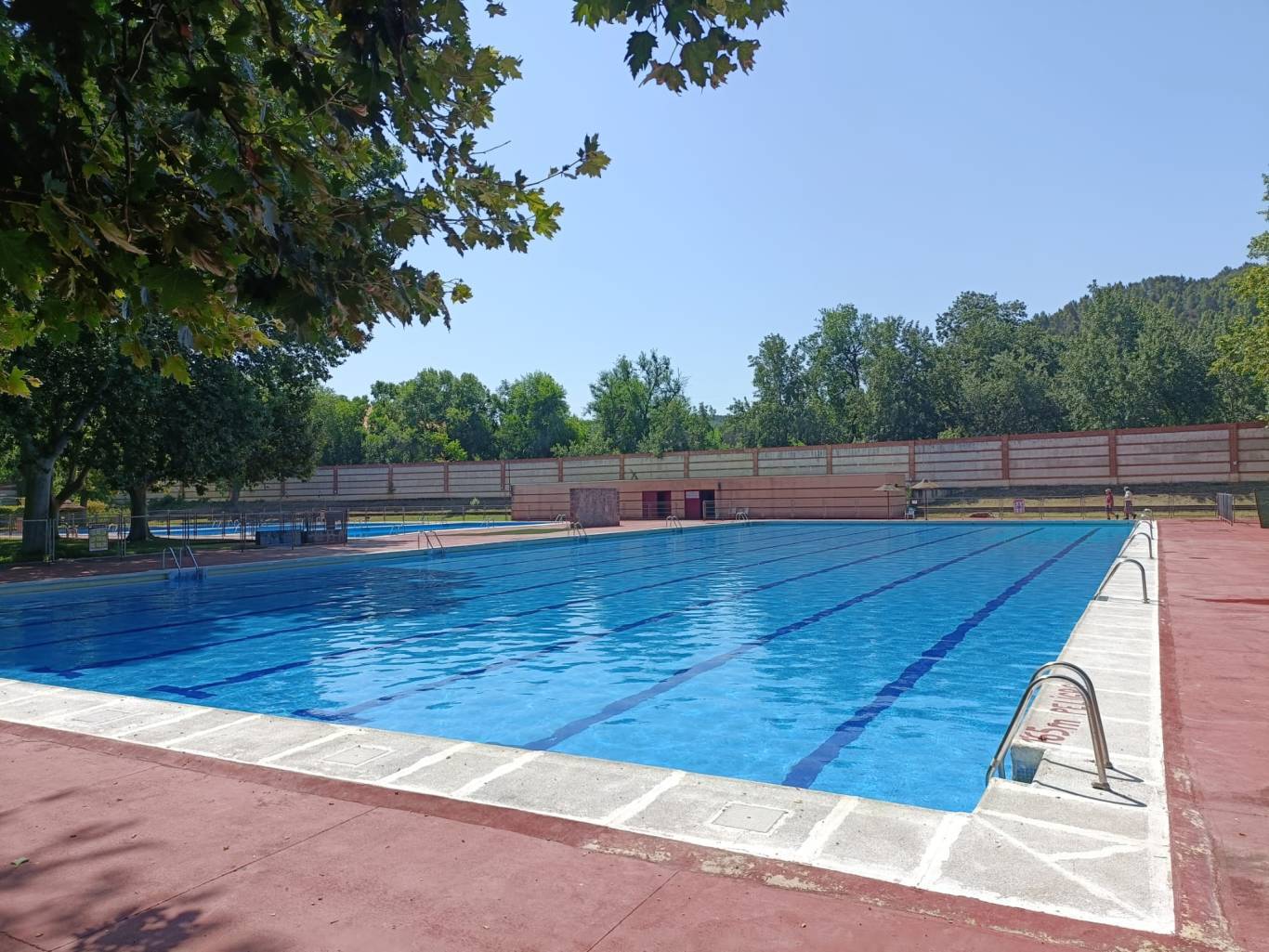 ugt_aytoalcala's tweet card. Denuncian que "el Gobierno Municipal de PP y Vox mantuvo abiertas las piscinas sin comunicación alguna a los usuarios"