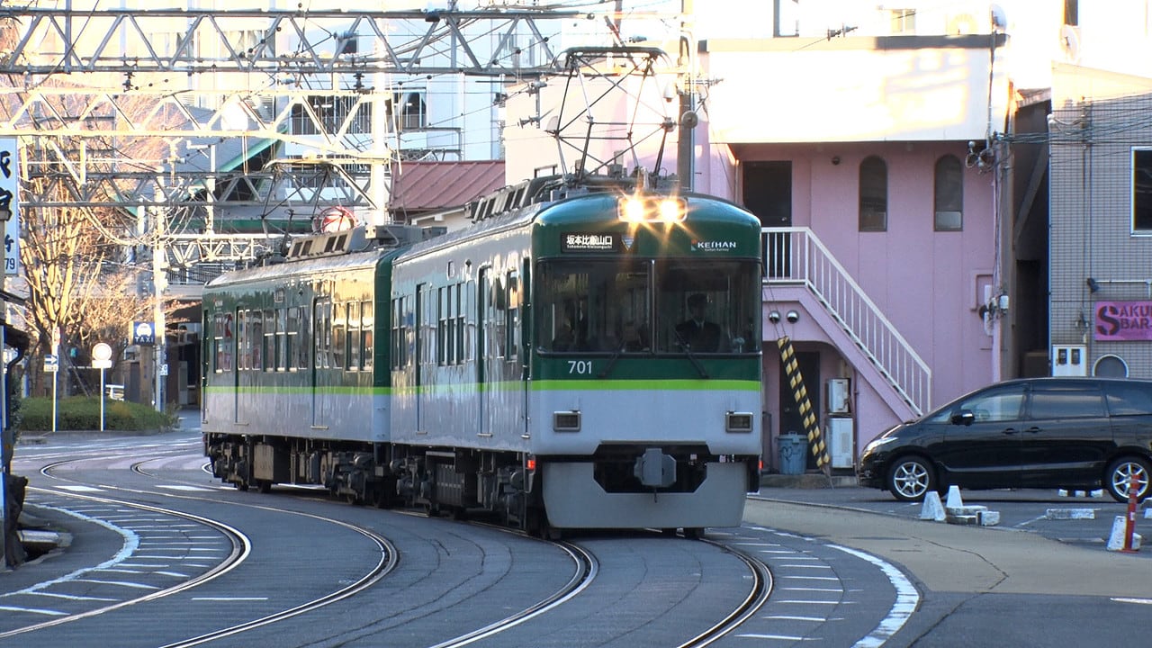 nhk_kyoto's tweet card. 地下を走れば、山ものぼる。そして、路面も走る。多彩なルートを通る京阪大津線。急カーブや国内屈指の傾斜駅など、この路線ならではの運転席からの風景を楽しむ。京都から琵琶湖沿いを経由して坂本比叡山口へ。日本最長のケーブルカーに乗り換えて比叡山延暦寺を目指します。