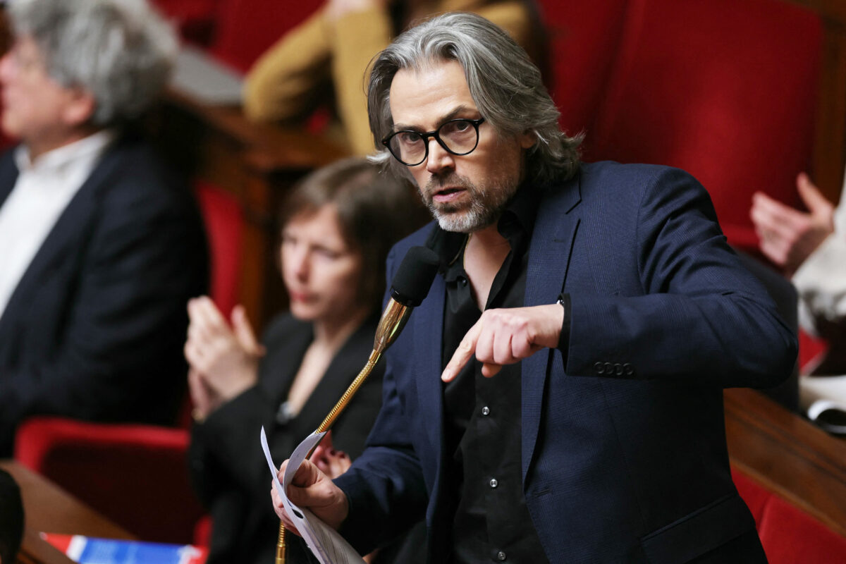 lpost10's tweet card. A peine installée, déjà ébranlée. La commission d’enquête parlementaire sur les liens entre mouvements politiques et organisations islamistes est entrée en crise dès sa première réunion, mercredi 3...