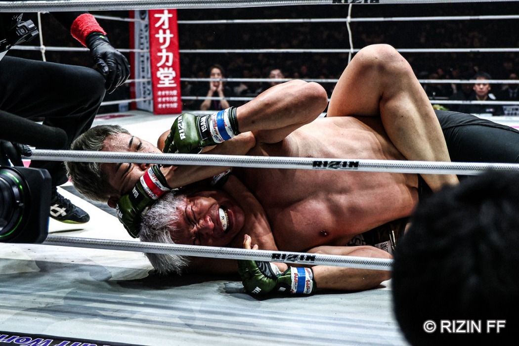TOKYO_HEADLINE's tweet card. 「超RIZIN.4 真夏の喧嘩祭り」（7月27日、埼玉・さいたまスーパーアリーナ　※ABEMA PPV等で配信）で秋元強真（JAPAN TOP TEAM）と赤田功輝（KTT）が対戦した。試合は秋元が1Rで一本勝ちを収め、その実力差を見せつけた。 　秋元は当初はカルシャガ・ダウトベック（カザフスタン