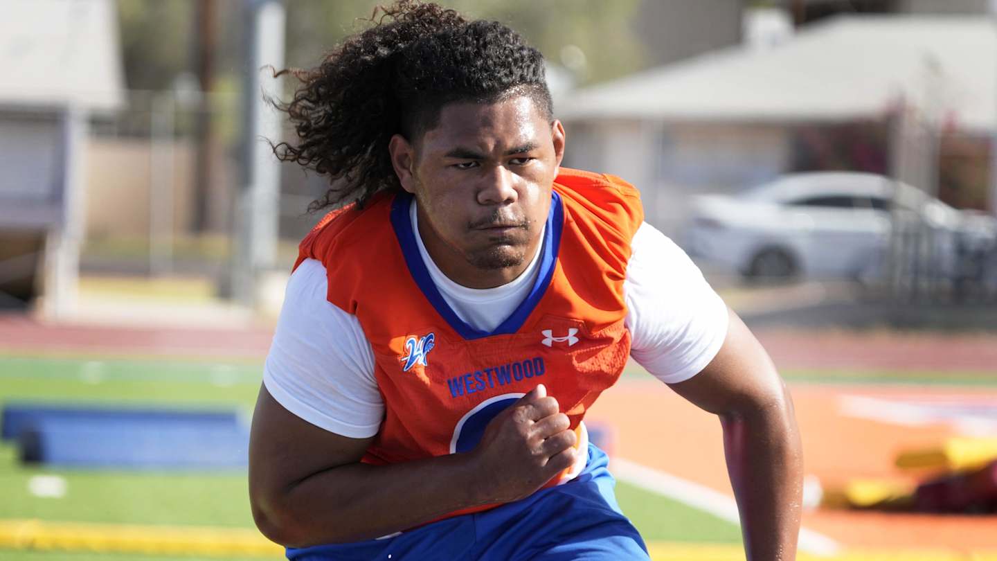 SBLiveAZ's tweet card. A look at the top high school football DLs in Arizona ahead of the 2025 campaign. Vote for which DL you think will have the best