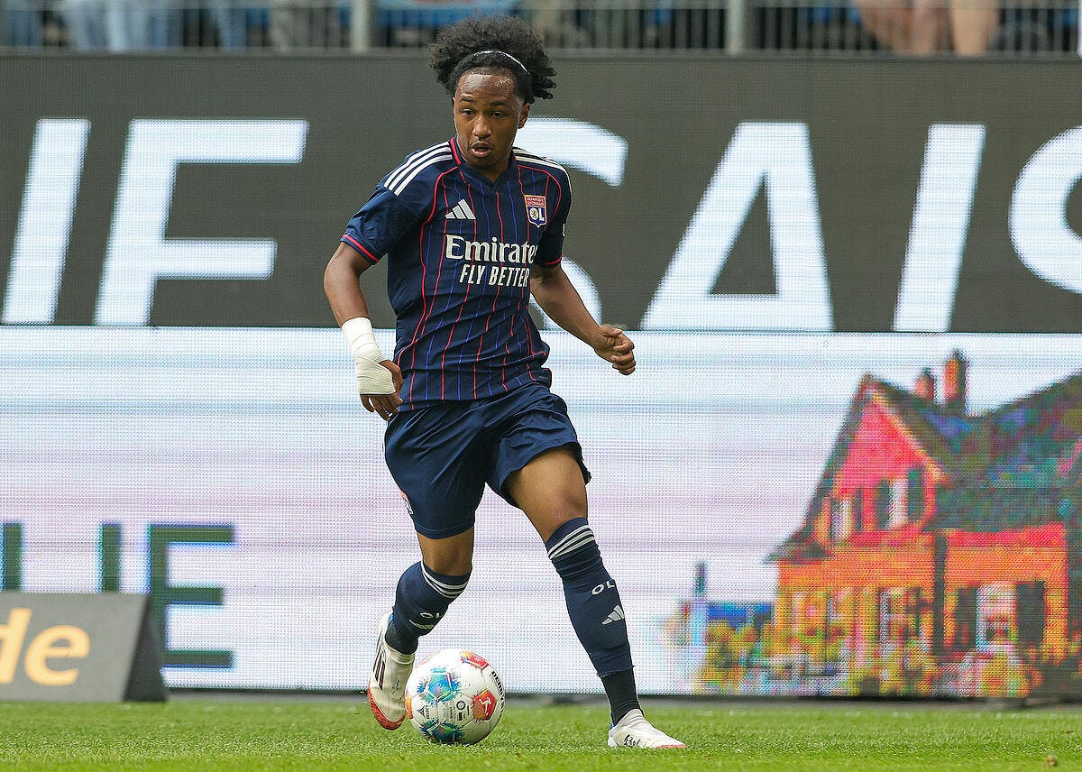 Foot01_com's tweet card. La cas Malick Fofana continue de cristalliser les regards du côté de l’Olympique Lyonnais. Alors que le club rhodanien sort d’un été mouvementé, l’ailier belge est courtisé. Outre Everton, le Bayern...