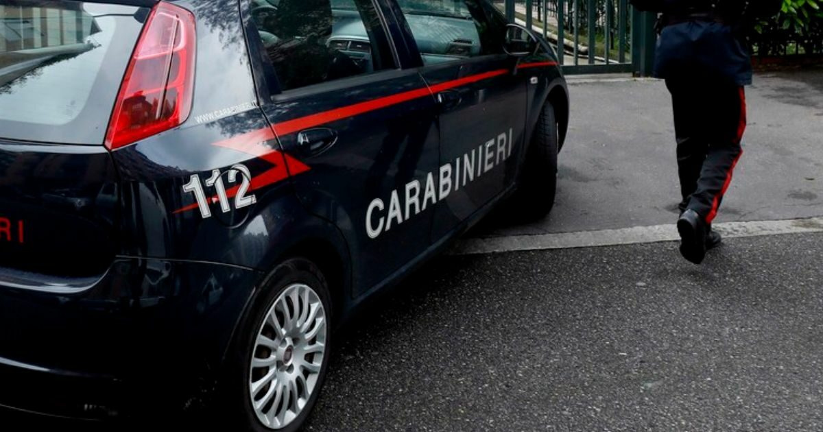 petergomezblog's tweet card. Un 89enne è stato arrestato dopo aver ucciso la moglie con disabilità a Castiraga Vidardo: la donna viveva su sedia a rotelle da anni e l'uomo aveva in precedenza chiesto aiuto