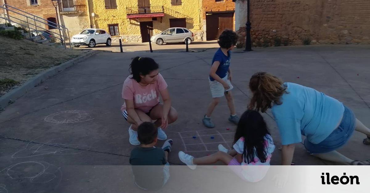 ileoncom's tweet card. El proyecto 'Al corro de la tradición' ofrece durante los meses de julio y agosto un espacio de encuentro intergeneracional en el Edificio de Usos Múltiples, antiguo cuartel, en Garrafe de Torío