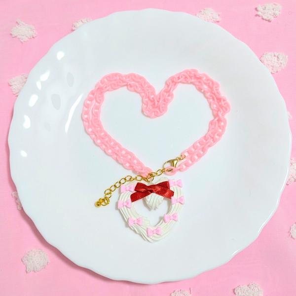 withWhippedC's tweet card. 2,800円 | ハート型に絞ったクリームに、たっぷりのリボンチョコレートをトッピングした甘くかわいらしいネックレスです。程よく目立つサイズ感なので、デコラティブなお洋服などにも相性抜群です。ポップなプラチェーンを使用しているので、金属アレルギーの方も安心して着用いただけます。...