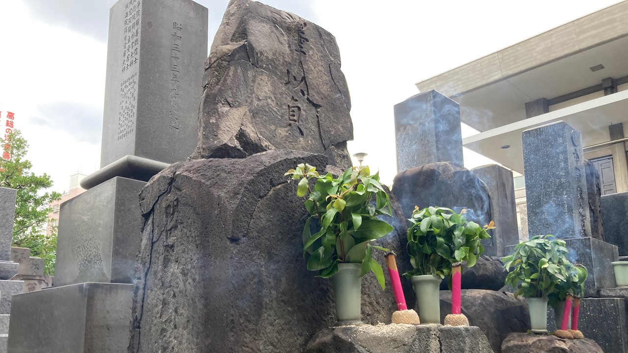 steranet_nhksc's tweet card. 「べらぼう〜蔦重栄華乃夢噺〜」で田沼意次の嫡男、田沼意知が江戸城内で斬りつけられ、亡くなりましたね。斬ったのは、将軍の警護などを担当していた佐野政言です。なぜ事件は起こったのか、今も多くの謎に包まれています。今回の「『べらぼう』の地を歩く」は政言と事件の痕跡を辿ります。