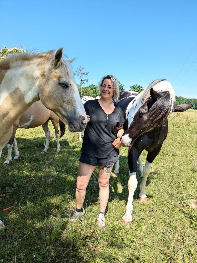 OABA_Off's tweet card. C'est l'un des deux refuges du "Troupeau du bonheur" dans les Hautes-Pyrénées. Marjorie accueille dans ses écuries à Momères des animaux de ferme, victimes de maltraitance ou laissés sans soin par...