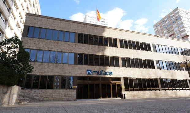 SMedicoNavarra's tweet card. El mutualismo detalla que los profesionales que están haciendo la residencia ayudarían a mejorar las listas de espera